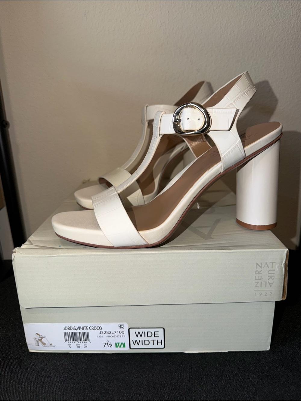 Naturalizer “Jordis” White Croc T-Strap Block Heel Sandals 7.5W